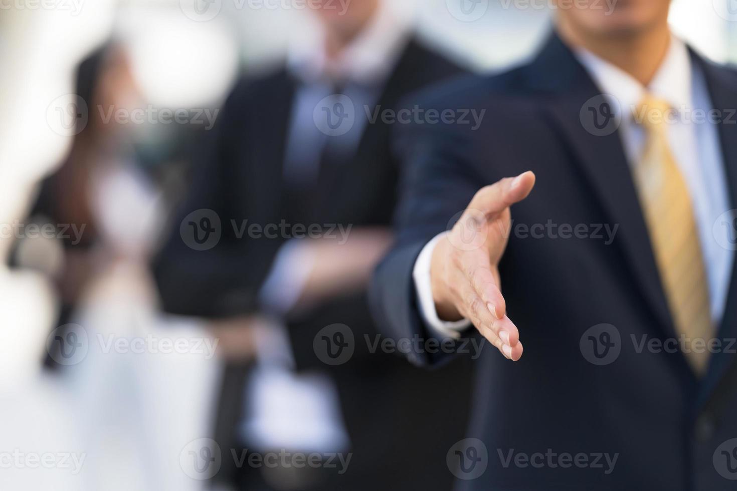 hombre de negocios con una mano abierta listo para apretón de manos para sellar un trato foto