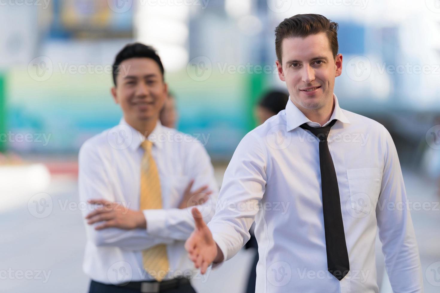 hombre de negocios, con, un, mano abierta, listo, para, apretón de manos foto