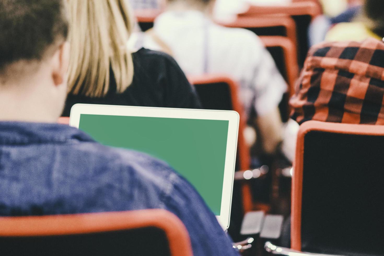 gente de negocios exitosa en el seminario escuchando la presentación foto