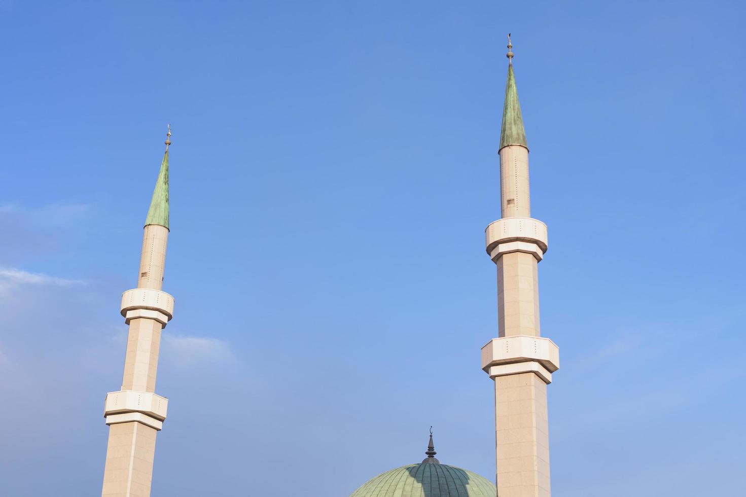 hermosa mezquita. lugar de culto musulmán foto