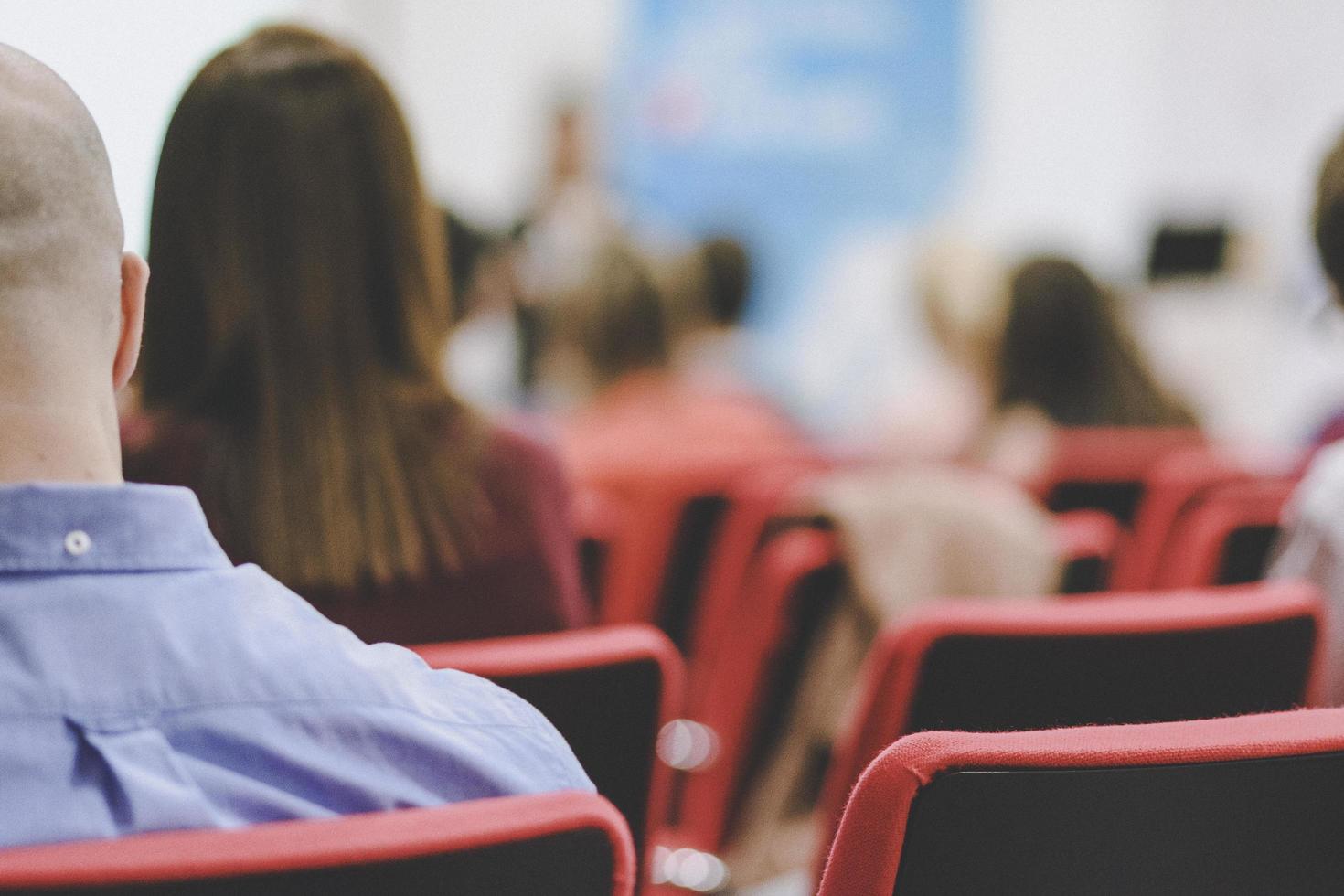 gente de negocios exitosa en el seminario escuchando la presentación foto