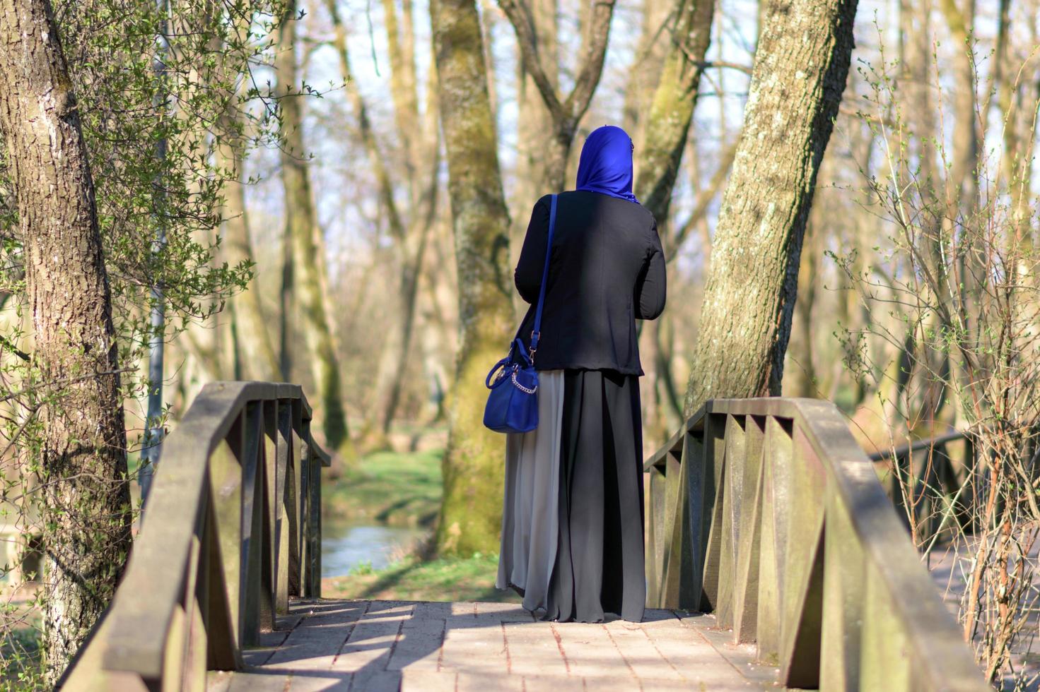 mujer musulmana disfrutando al aire libre foto