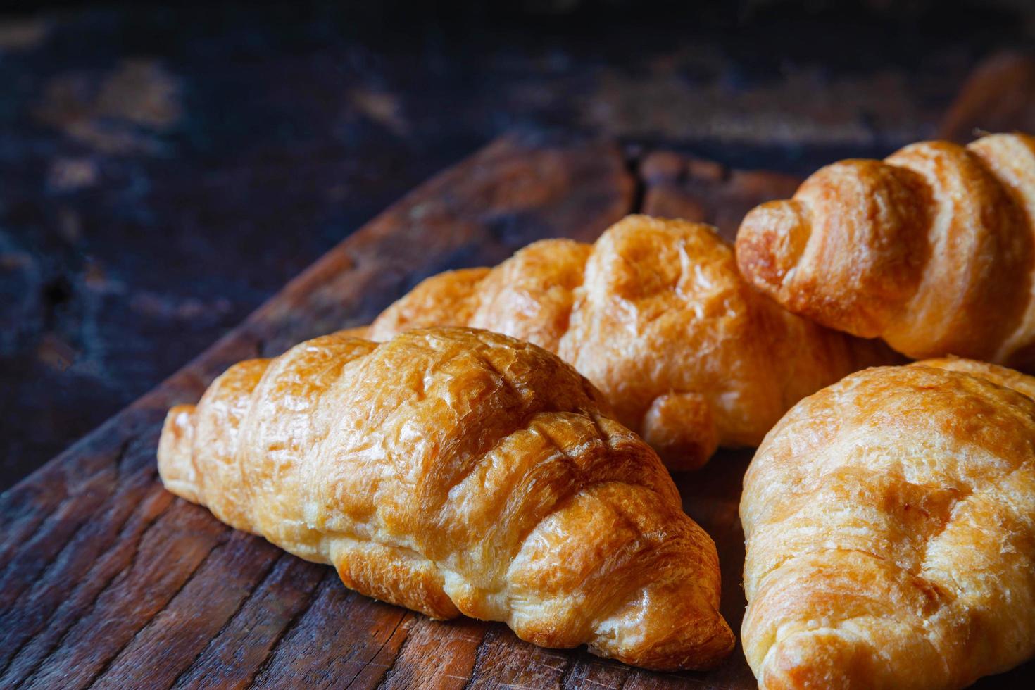 Desayuno croissant pan en la mesa de madera foto