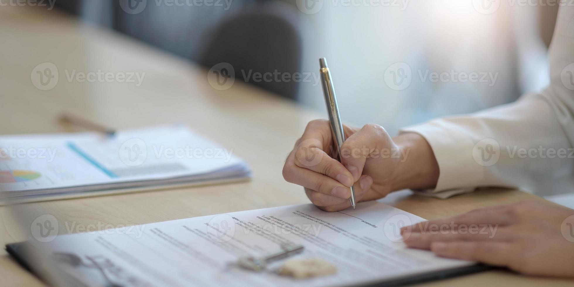 Cerrar contrato de firma de mujer, acuerdo de trabajo, cliente femenino que firma documentos legales, préstamo o hipoteca, compra de bienes raíces, acuerdo de seguro o inversión foto