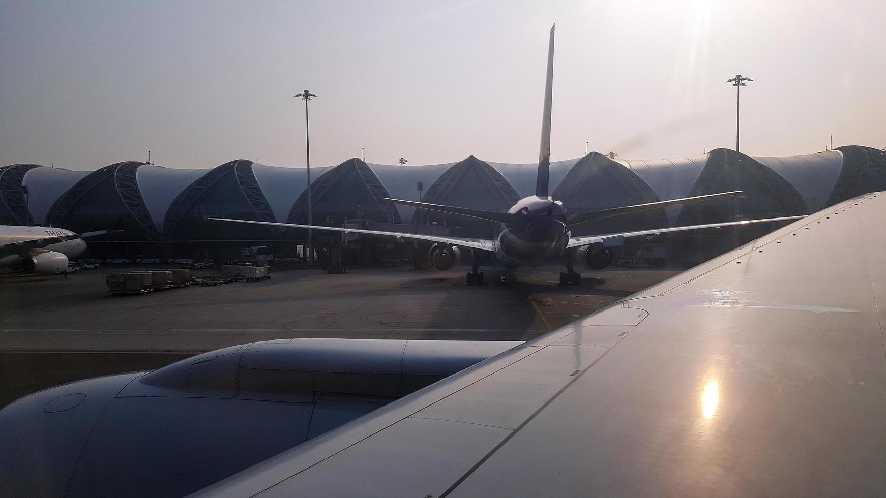 Seúl, Corea, 02 de enero de 2016 - Vista de un aeropuerto a través de la ventana de un avión foto