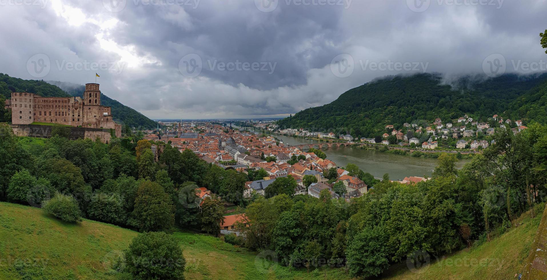 Panorama del palacio de Heidelberg y la ciudad medieval de Heidelberg, Alemania foto