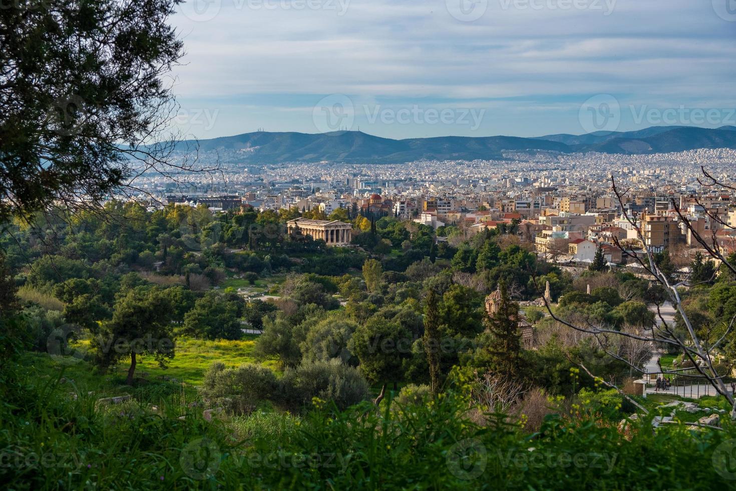 Paisaje urbano de Atenas con el templo de Hefesto en la distancia foto