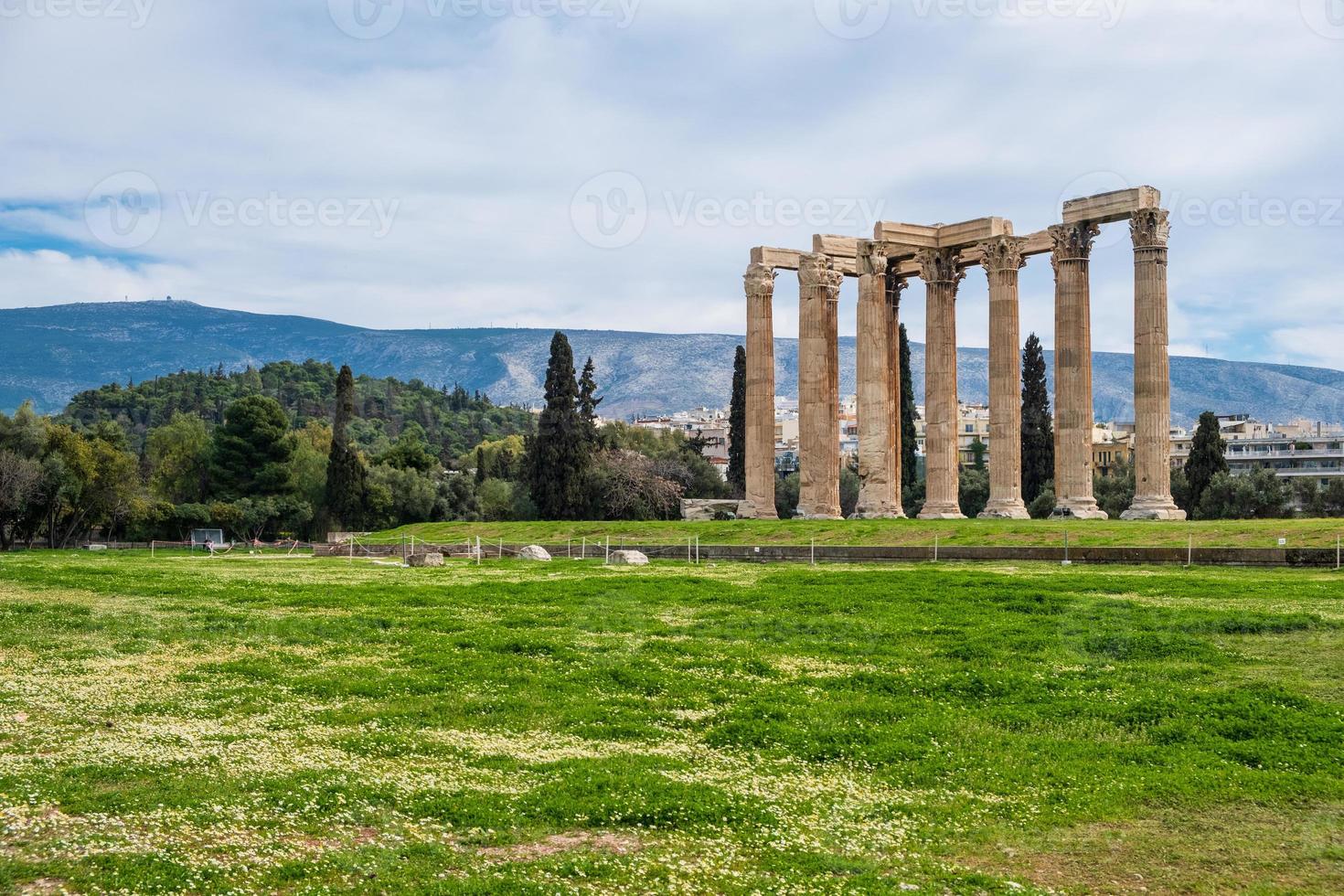 ruinas del antiguo templo de zeus olímpico en atenas foto