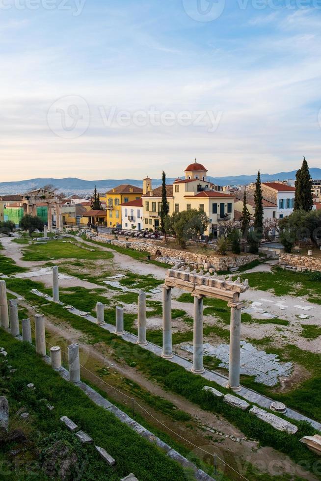 Restos del ágora romana y el paisaje urbano de Atenas, Grecia foto