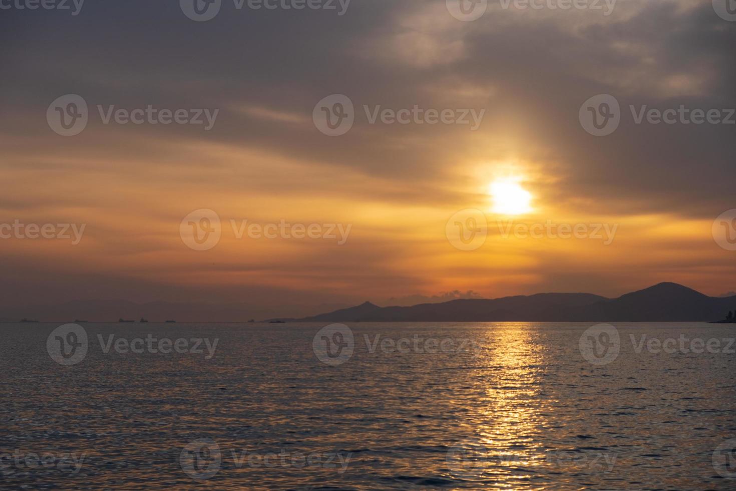 Escena del atardecer en la playa de Paleo Faliro en Atenas, Grecia foto