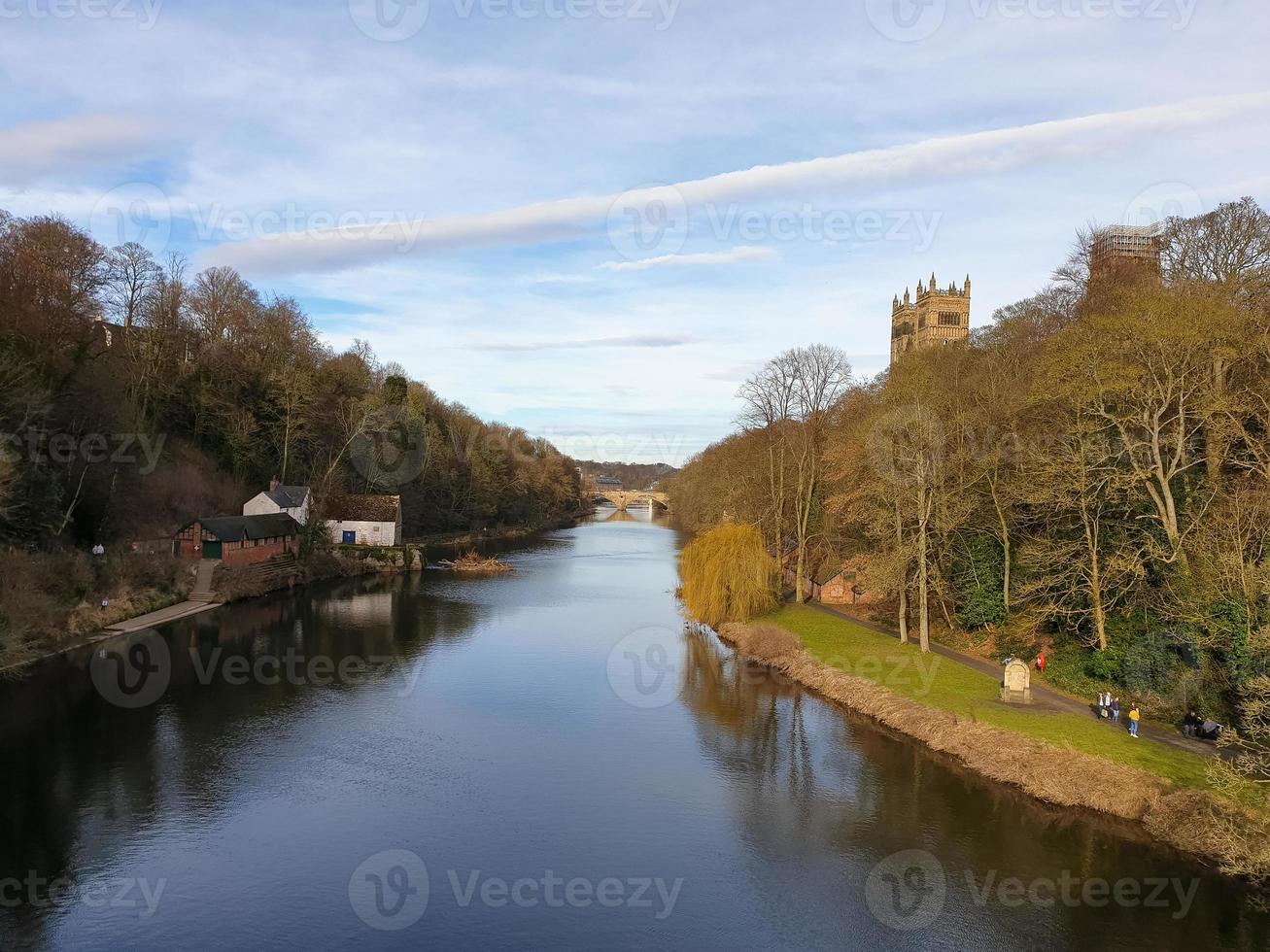 El castillo de Durham, la catedral y el puente Framwellgate sobre el río Wear, Reino Unido foto