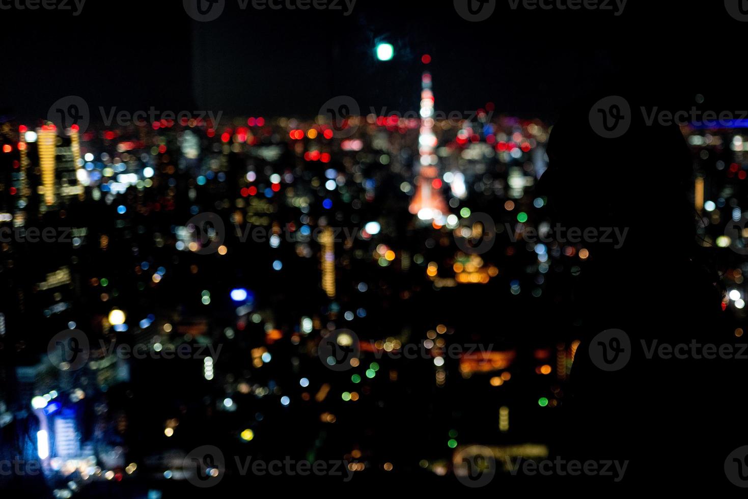 silueta de niña y vista espeluznante de tokio, japón foto