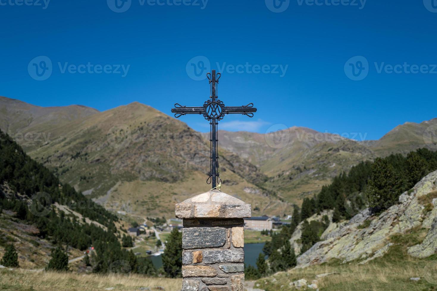 una cruz en los pirineos en españa foto