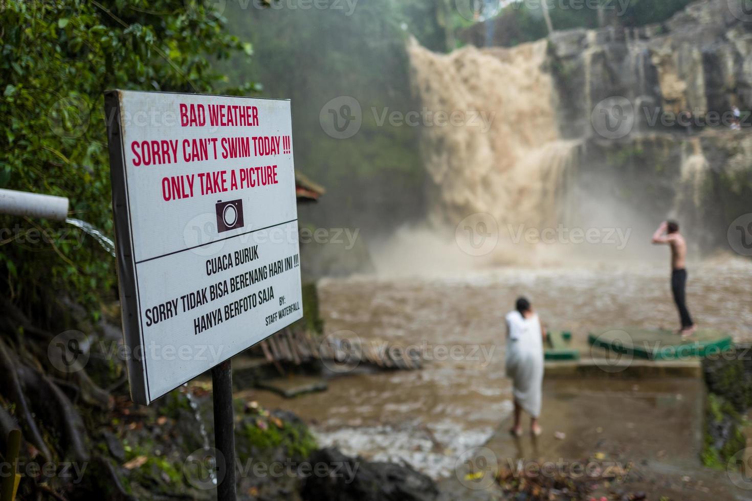 Señal de advertencia en la cascada de Tegenungan en Bali foto