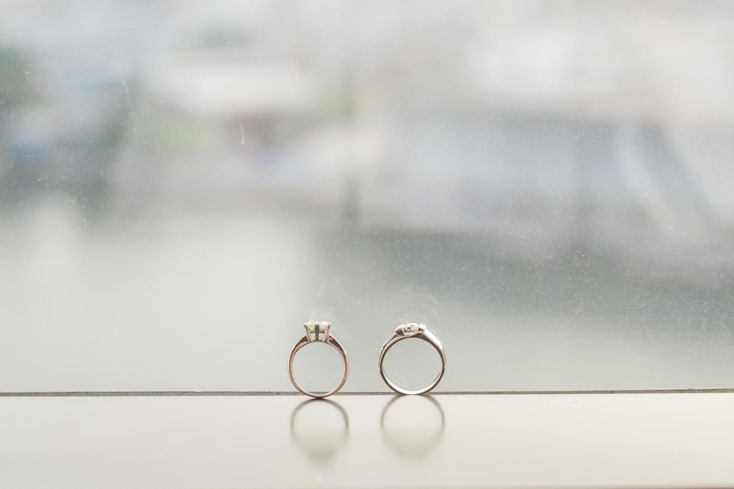 dos anillos de boda en la ceremonia de la boda foto