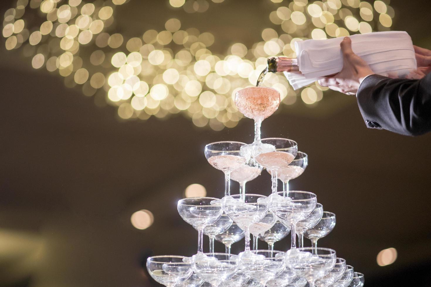 filas de copas de champán en la fiesta de bodas foto