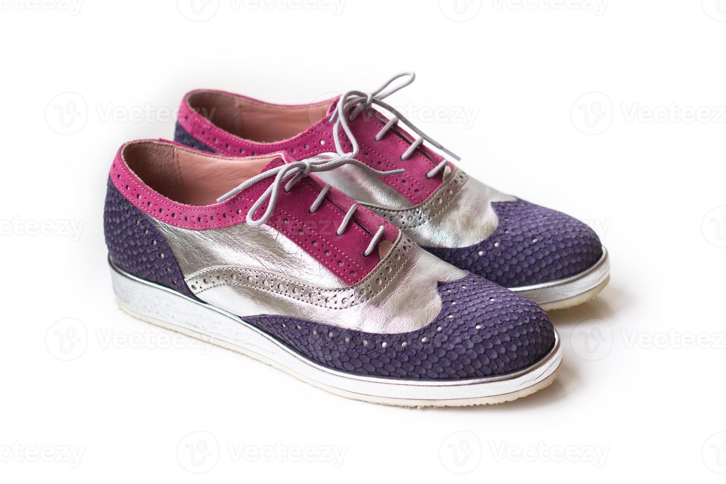 Zapatos oxford de mujer modernos en color plateado, rosa y violeta, aislado sobre fondo 2640816 de stock en Vecteezy