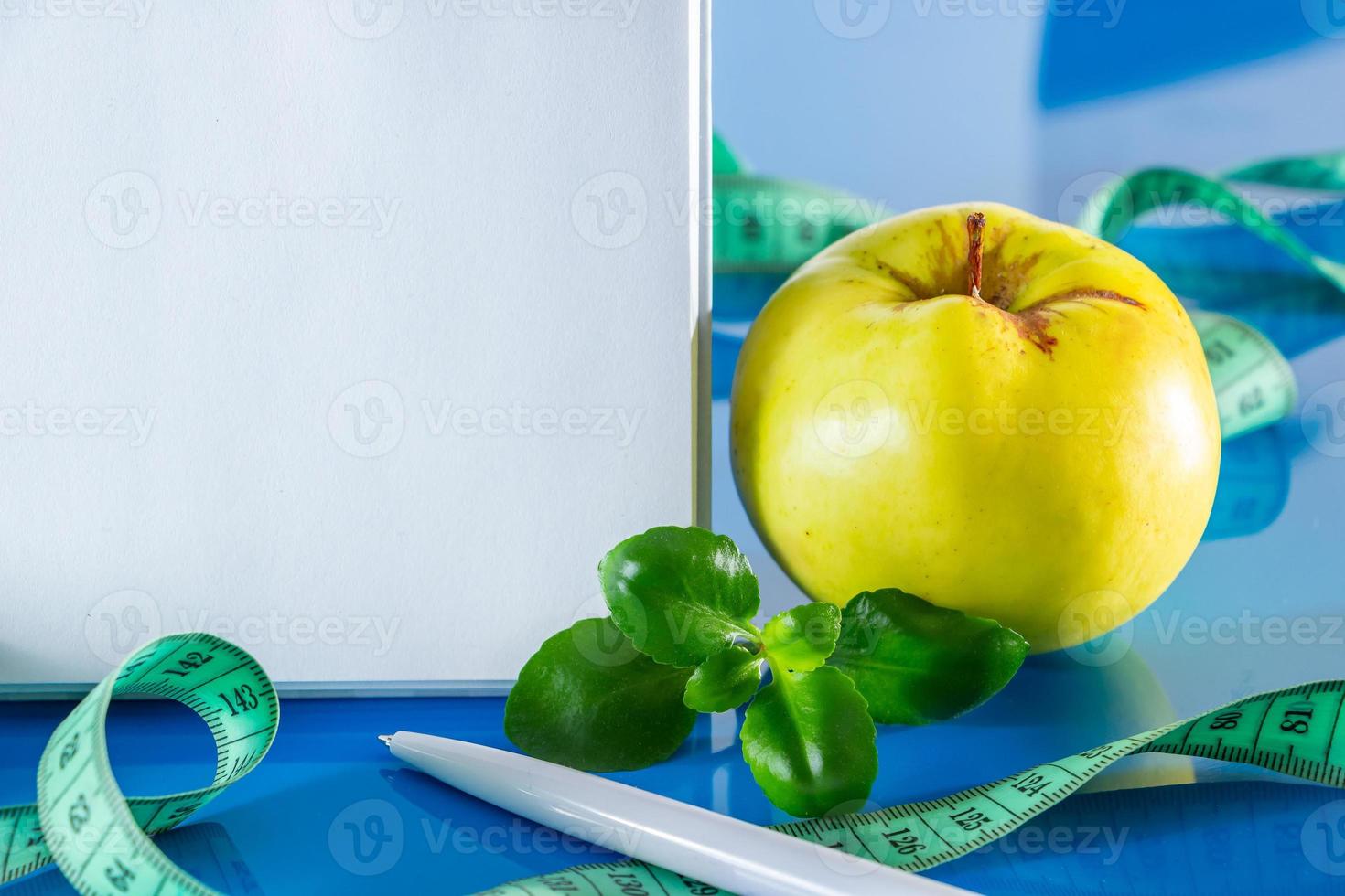 el concepto de dieta y nutrición adecuada. frutas y cinta métrica sobre un fondo azul. maquetación para el diseño. fin de cuarentena foto