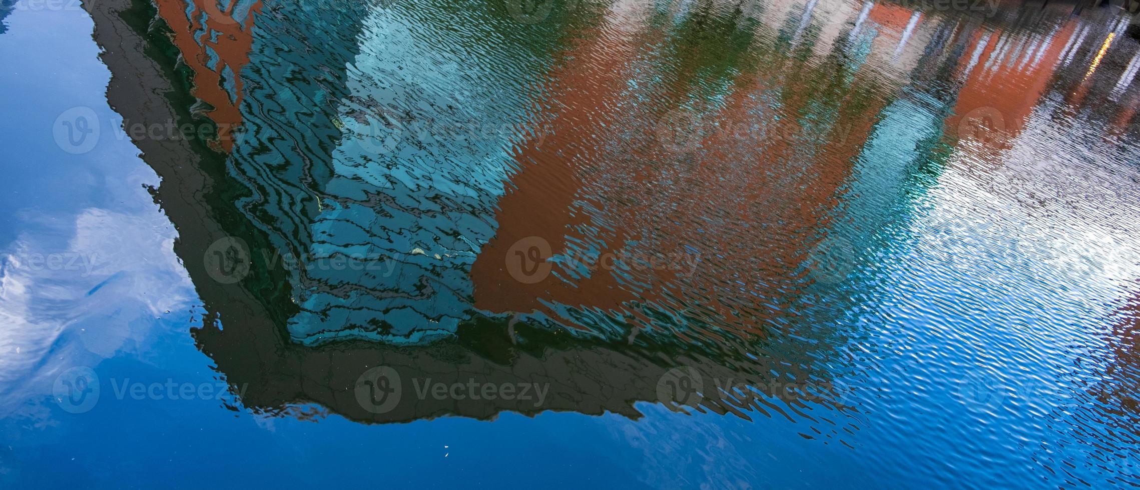 La construcción de reflejos en el agua en el centro de la ciudad de Manchester. foto