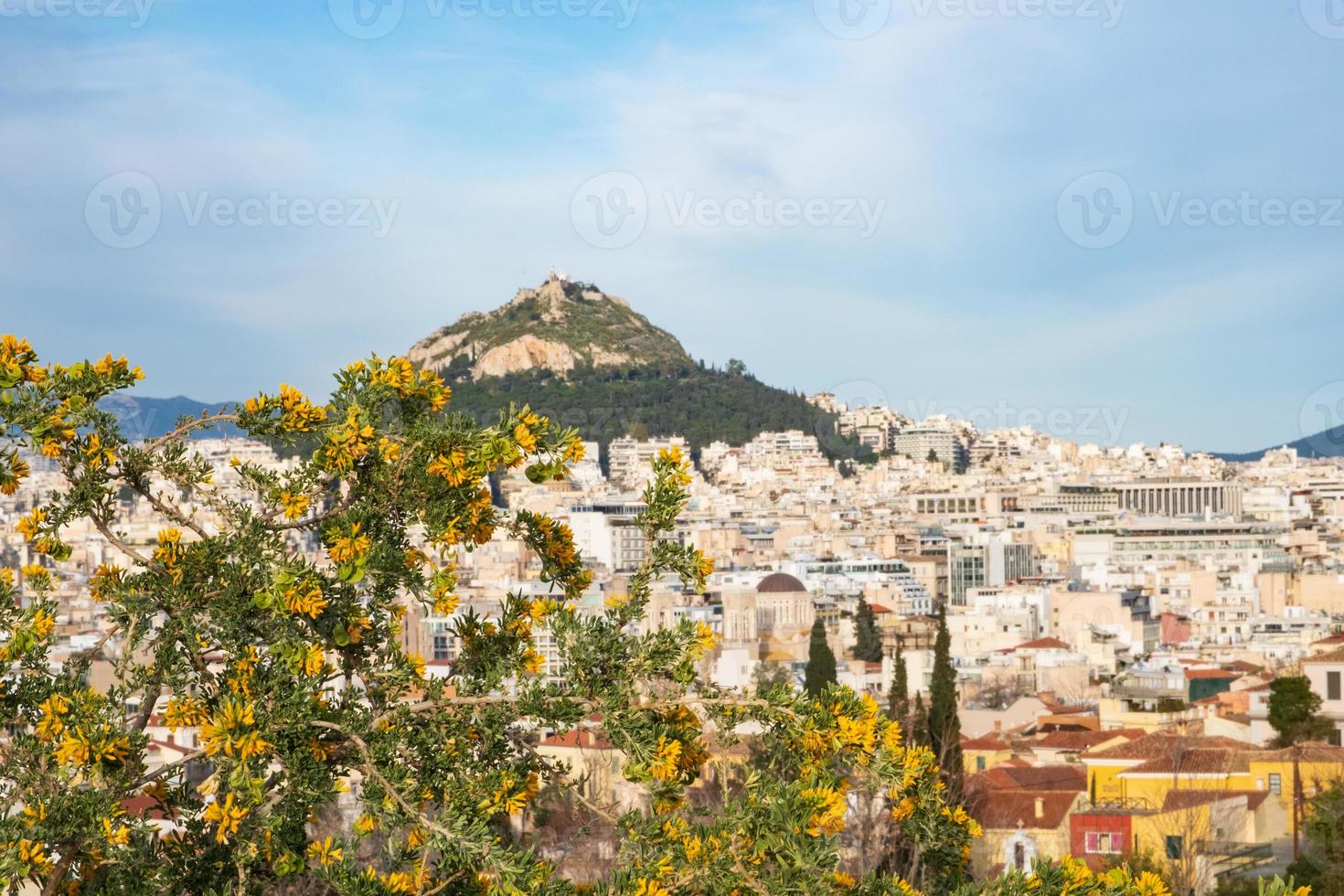 Paisaje urbano de Atenas y la colina Lykavitos en Atenas, Grecia foto