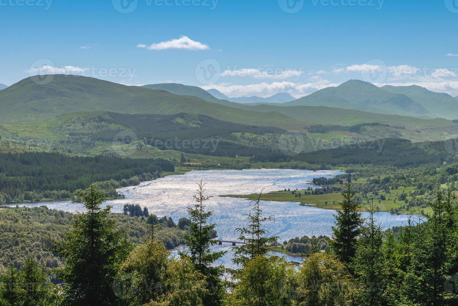 Paisaje del lago Eil en Escocia, Reino Unido foto