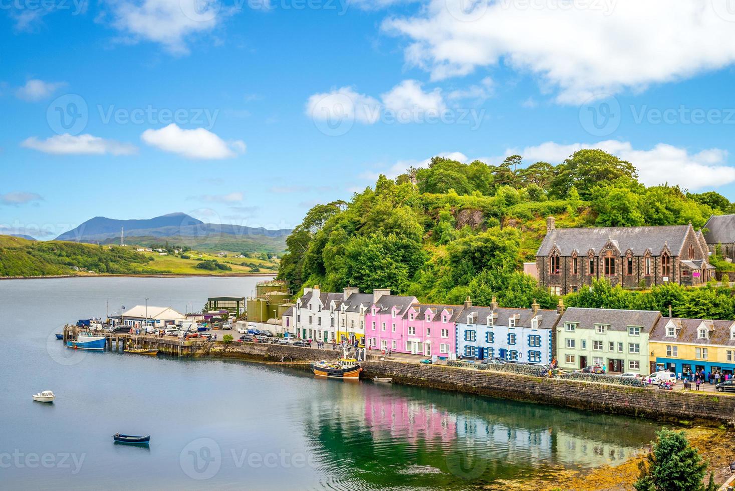 Paisaje del puerto de Portree en Escocia, Reino Unido foto