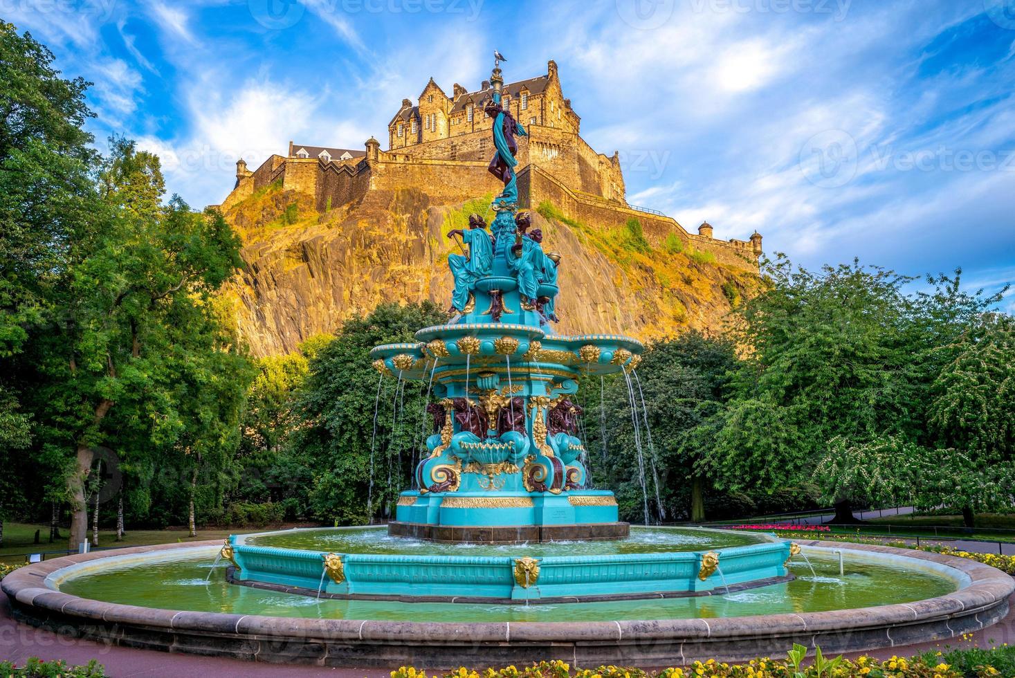 Castillo de Edimburgo y Ross Fountain en Edimburgo, Escocia, Reino Unido foto