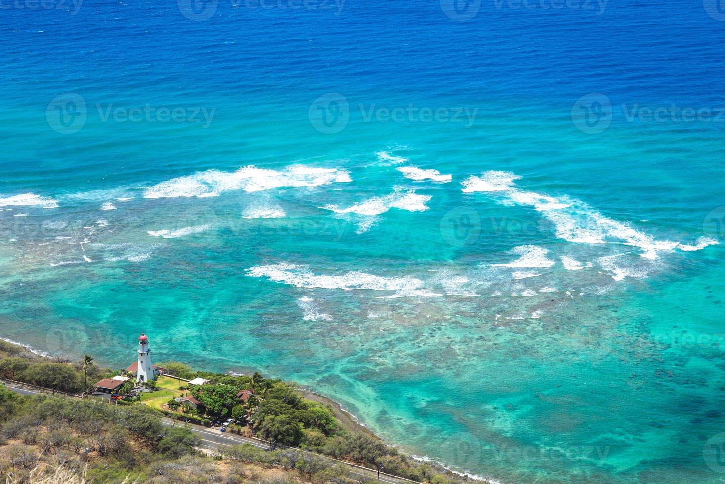 faro y paisaje marino en oahu, hawai, EE. uu. foto