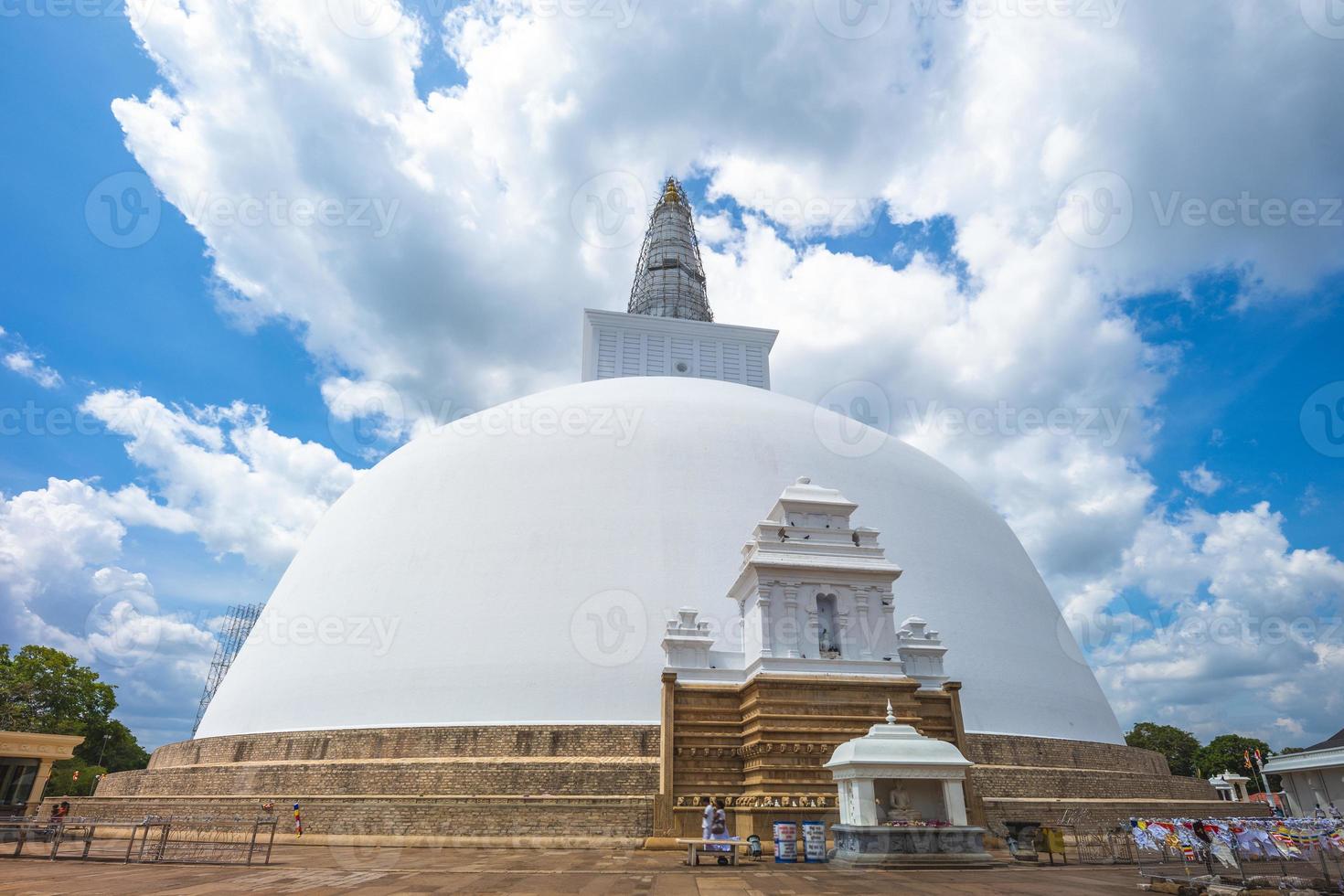 Estupa ruwanwelisaya en anuradhapura, sri lanka foto