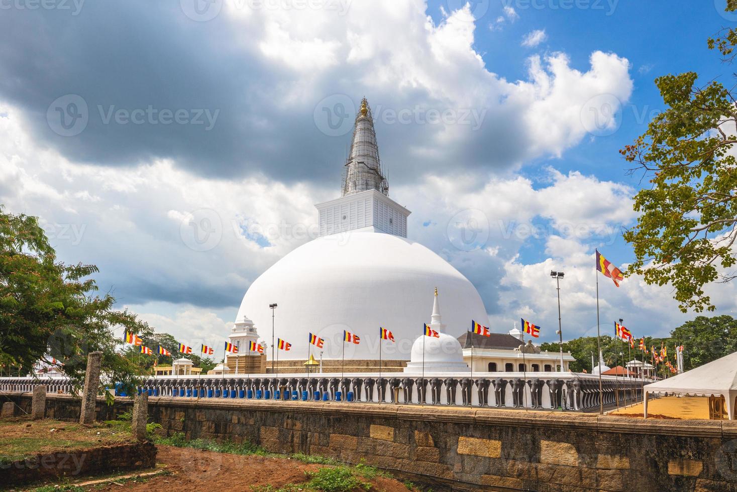 Estupa ruwanwelisaya en anuradhapura, sri lanka foto