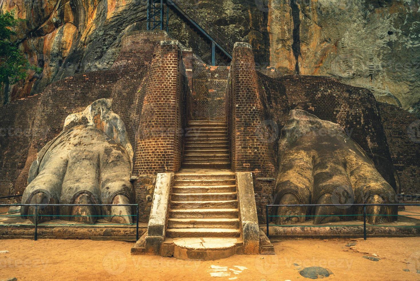 Fachada de la pata de león de Sigiriya en Sri Lanka foto