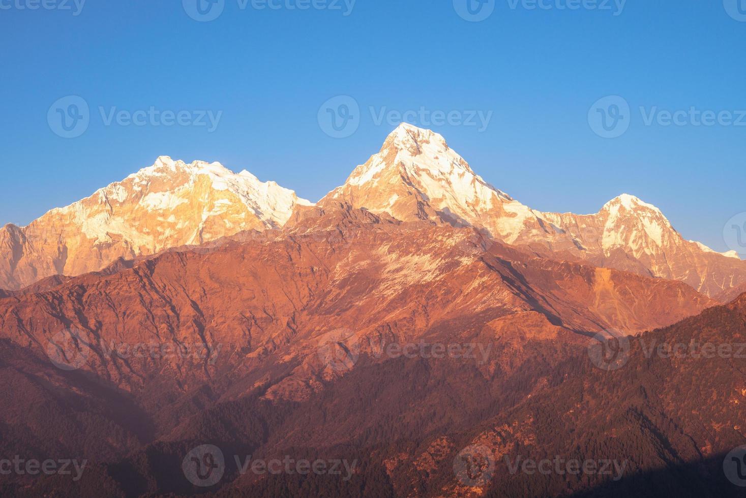 Paisaje del macizo de Annapurna en Nepal al atardecer foto