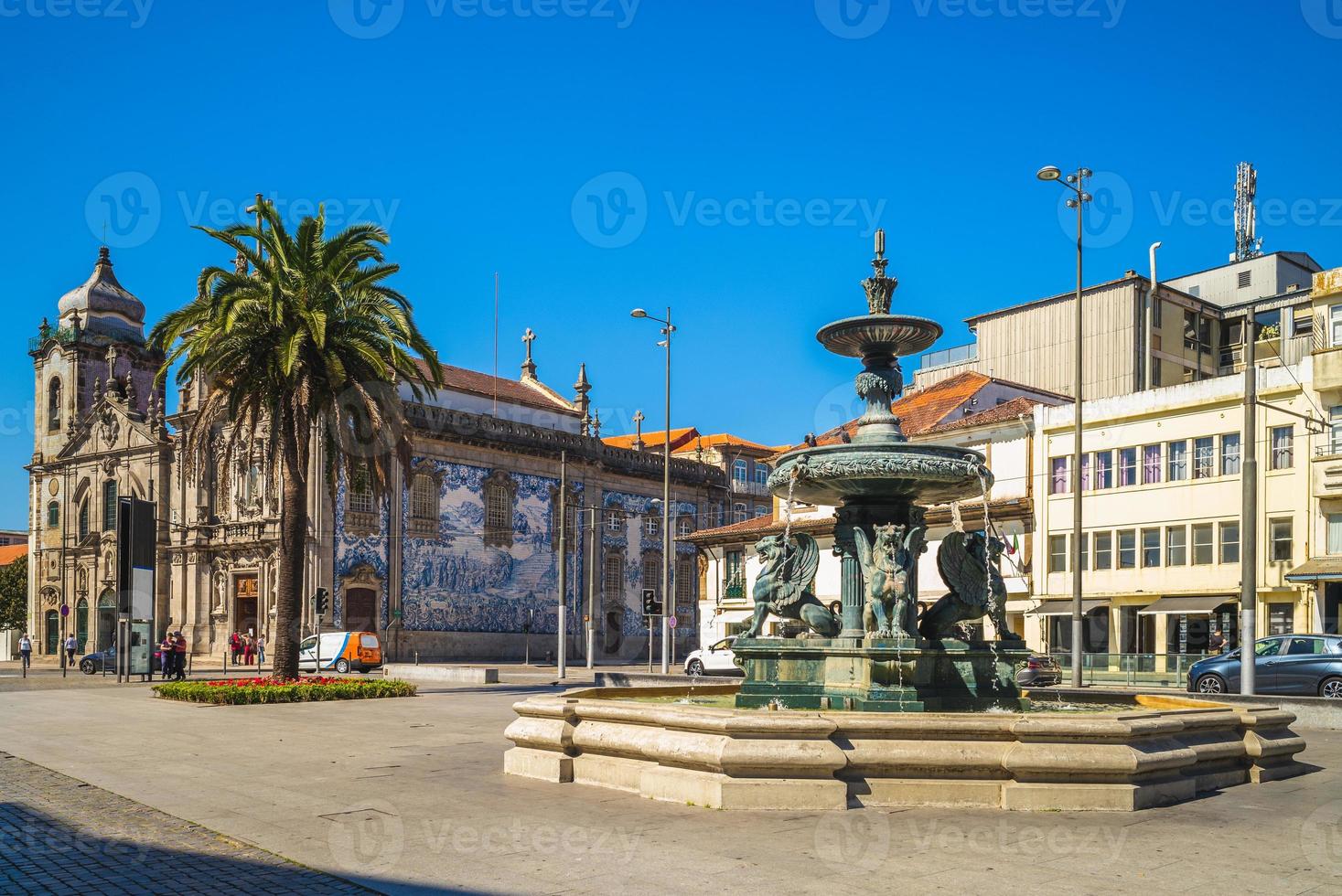 La iglesia igreja do carmo y la fuente de los leones en oporto, portugal foto