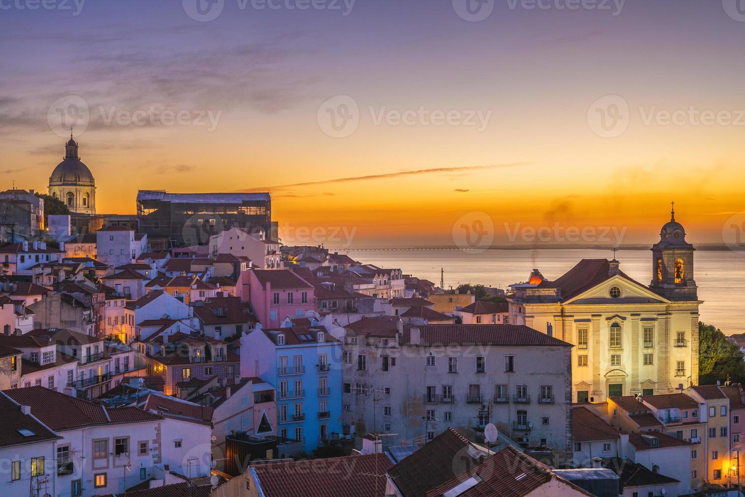 Horizonte del distrito de Alfama en Lisboa, capital de Portugal foto