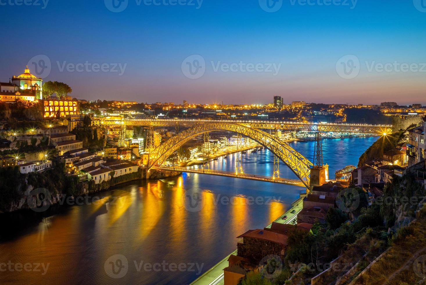 Paisaje urbano de Oporto en Portugal al atardecer foto