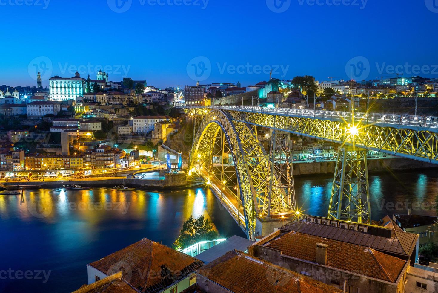paisaje urbano de porto en portugal con luiz i bridge foto