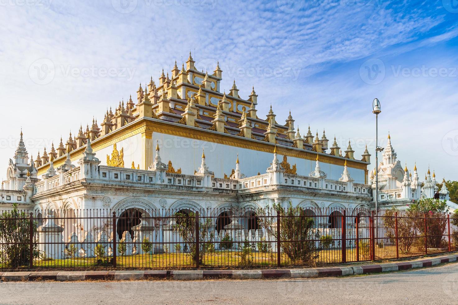 Monasterio de atumashi en mandalay, myanmar foto