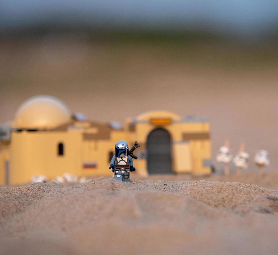 varsovia 2020 - lego star wars minifigure mandaloriano en el desierto de tatooine foto