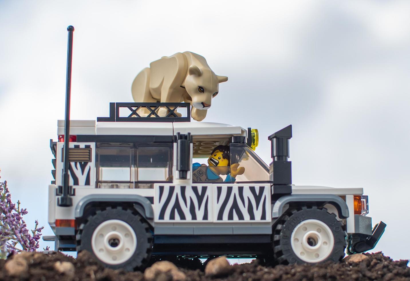 varsovia 2020 - minifiguras lego en safari foto