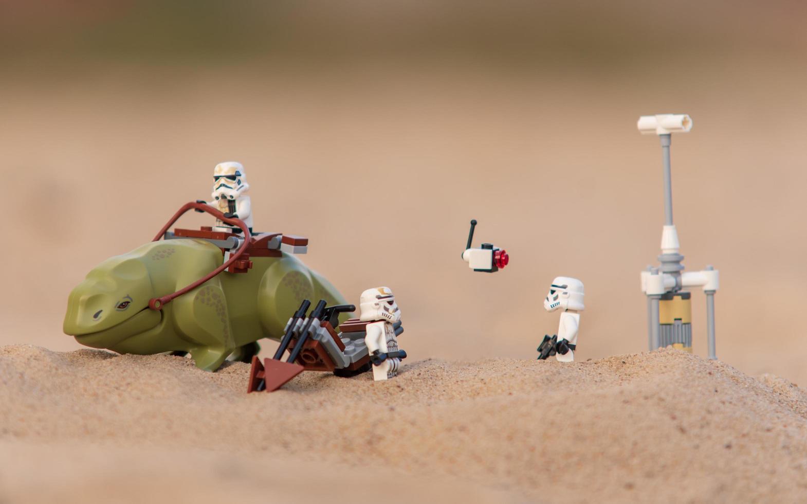 Varsovia, Polonia, abril de 2019 - Mini figuras de lego star wars en el desierto foto