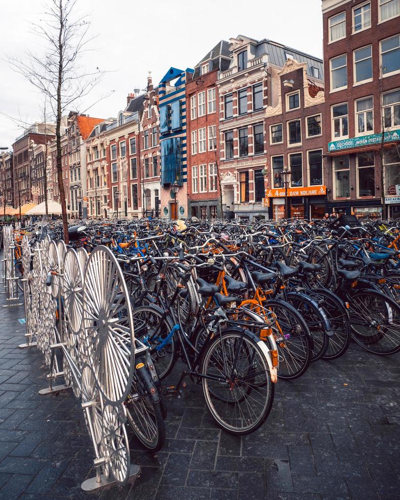 Amsterdam, Holanda 2018- bicicletas aparcadas en Amsterdam foto