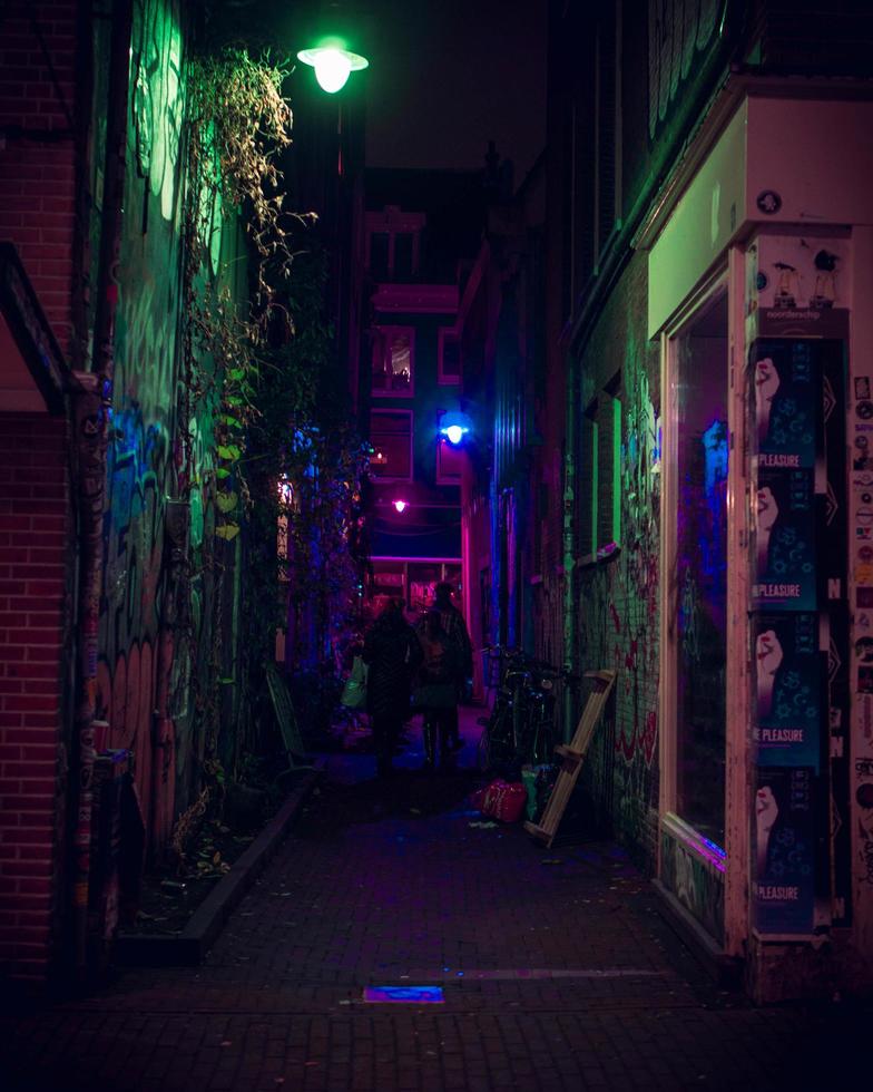 Amsterdam, Países Bajos 2018- colorido callejón iluminado con luces por la noche en Amsterdam foto