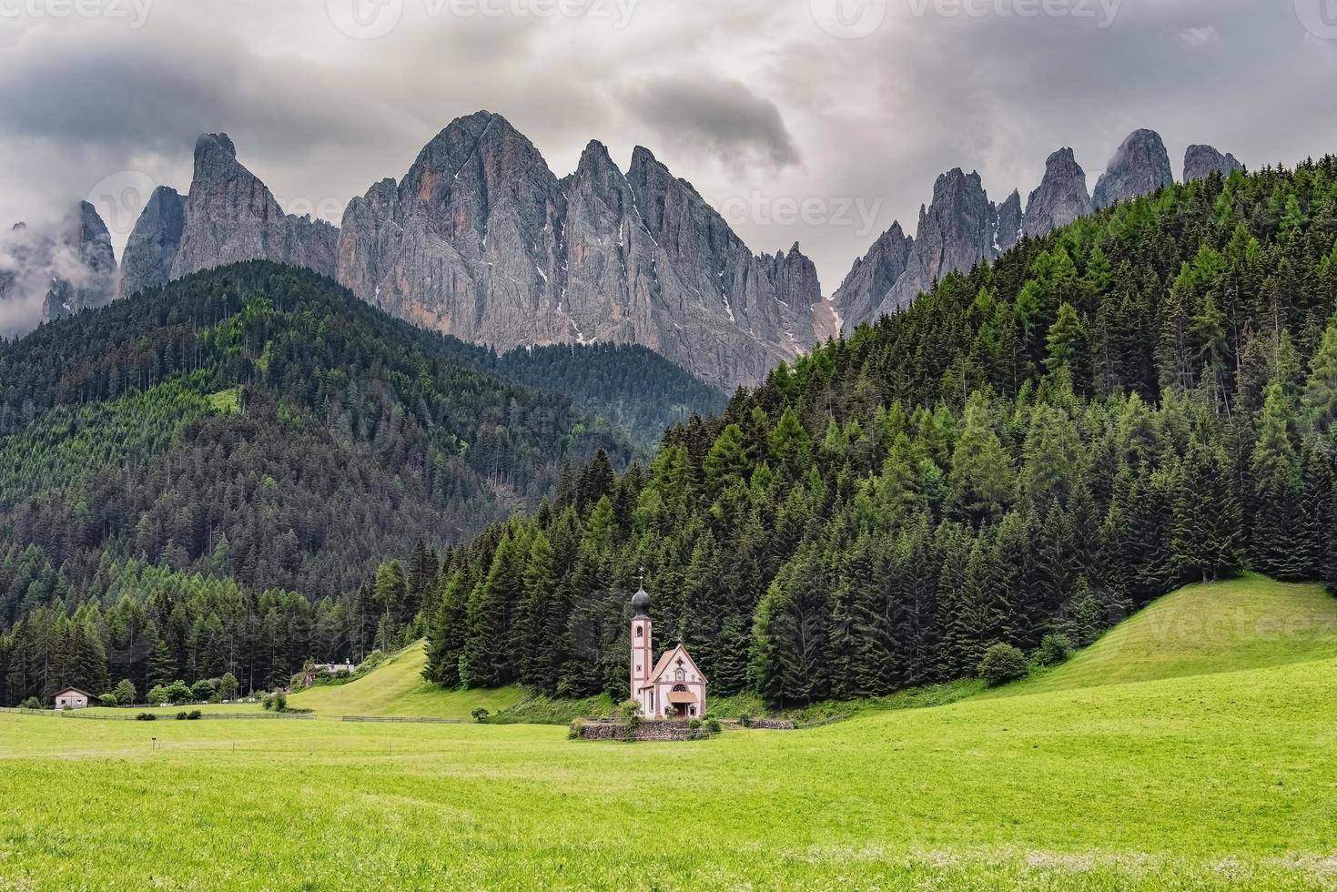 Pueblo de Santa Maddalena con hermosas montañas Dolomitas en el fondo, Val di Funes Valley, Italia foto