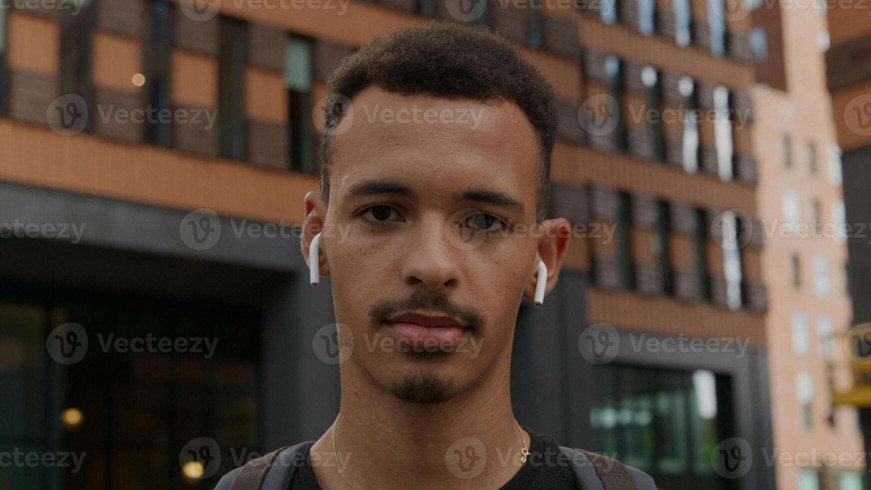 retrato, de, joven, llevando, inalámbrico, audífonos foto