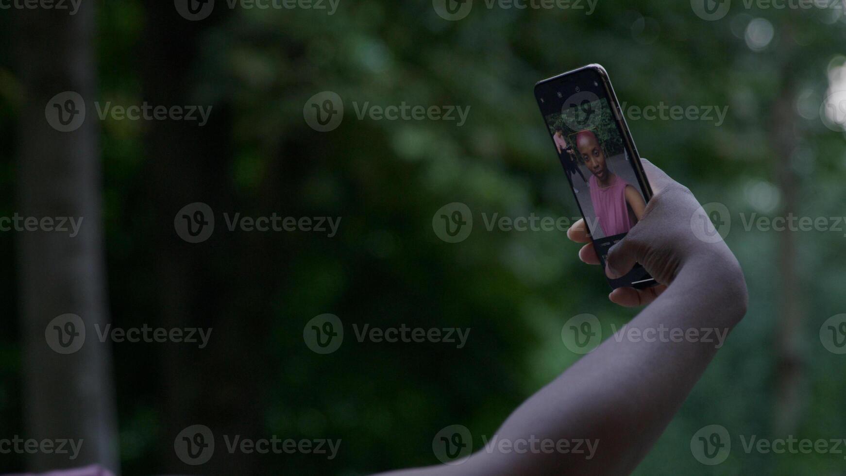 Mujer joven tomando selfie en smartphone foto