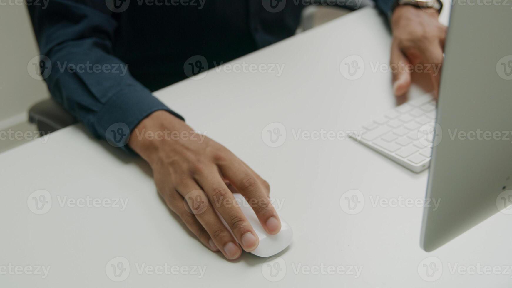 Inclinación hacia arriba del joven con teclado y ratón de ordenador foto