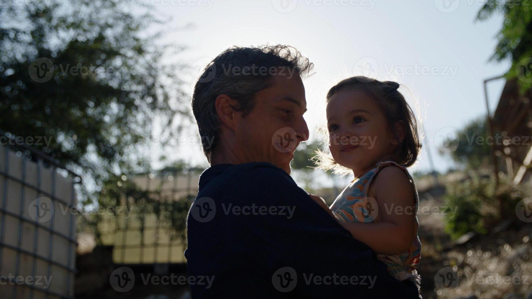 retrato, de, padre, tenencia, hija, en, luz del sol foto