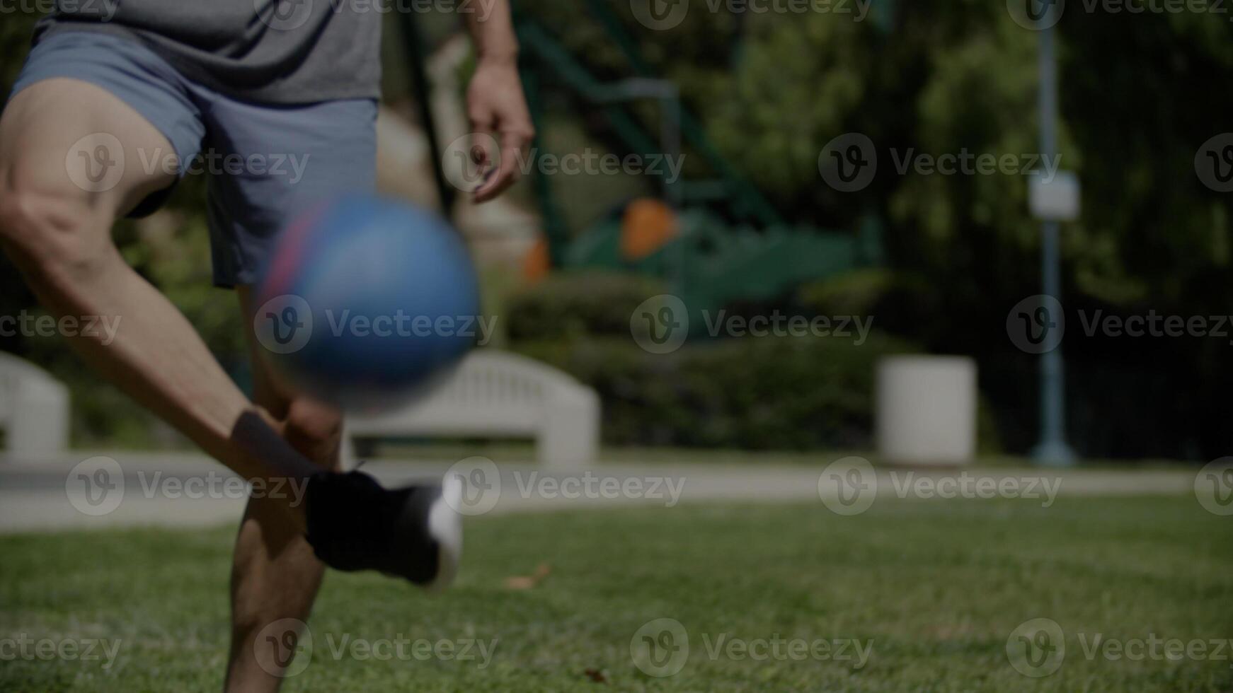 Hombre haciendo keepy ups con balón de fútbol foto