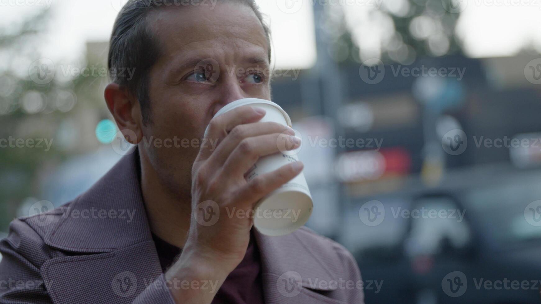 retrato, de, hombre adulto medio, bebida, café foto