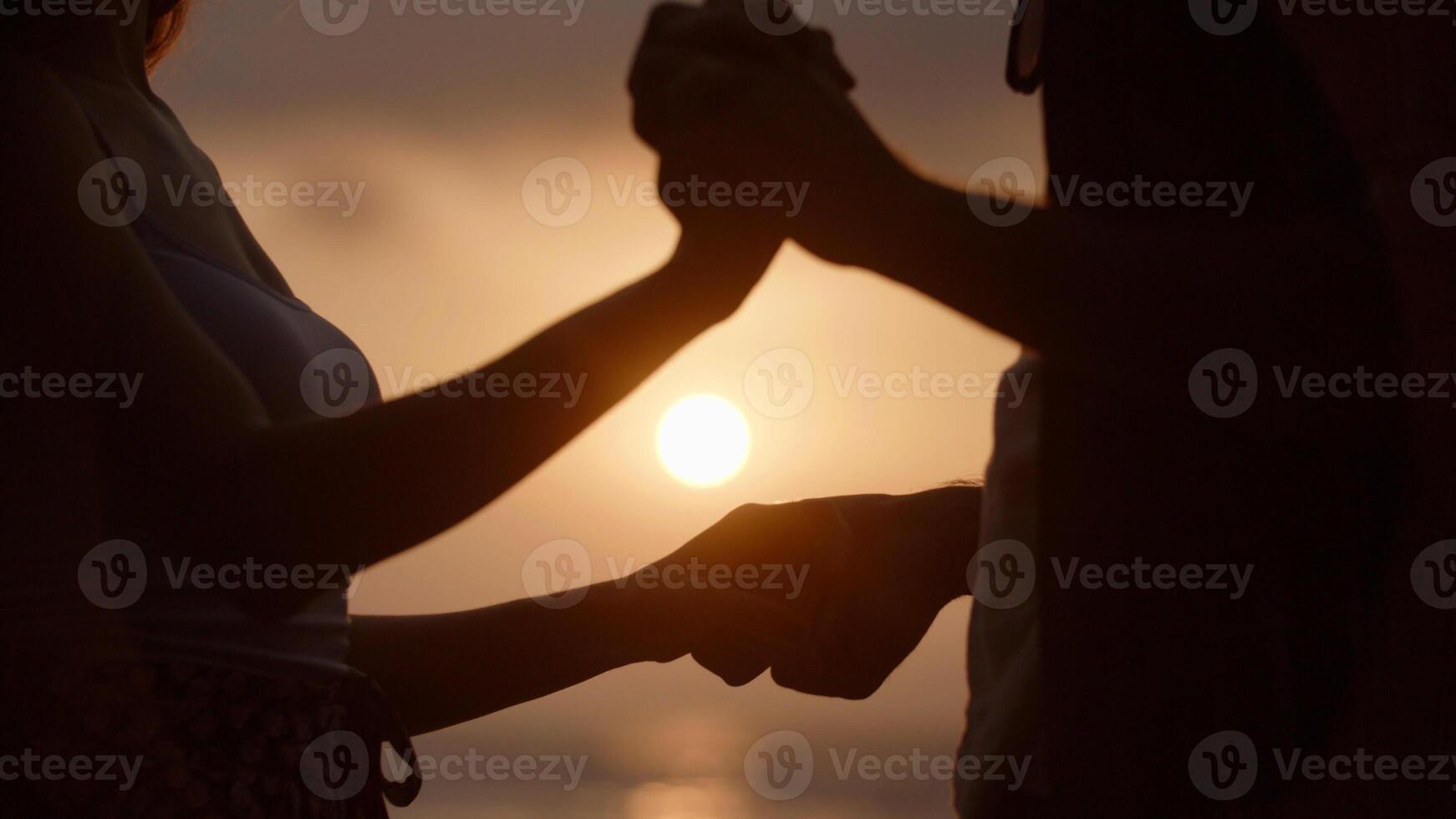 retrato, de, pareja joven, manos de valor en cartera, en, playa foto